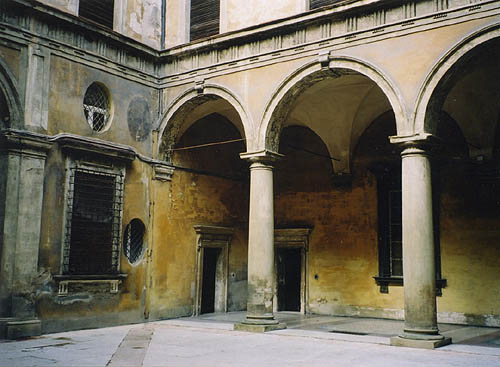 Palazzo Vizzani courtyard